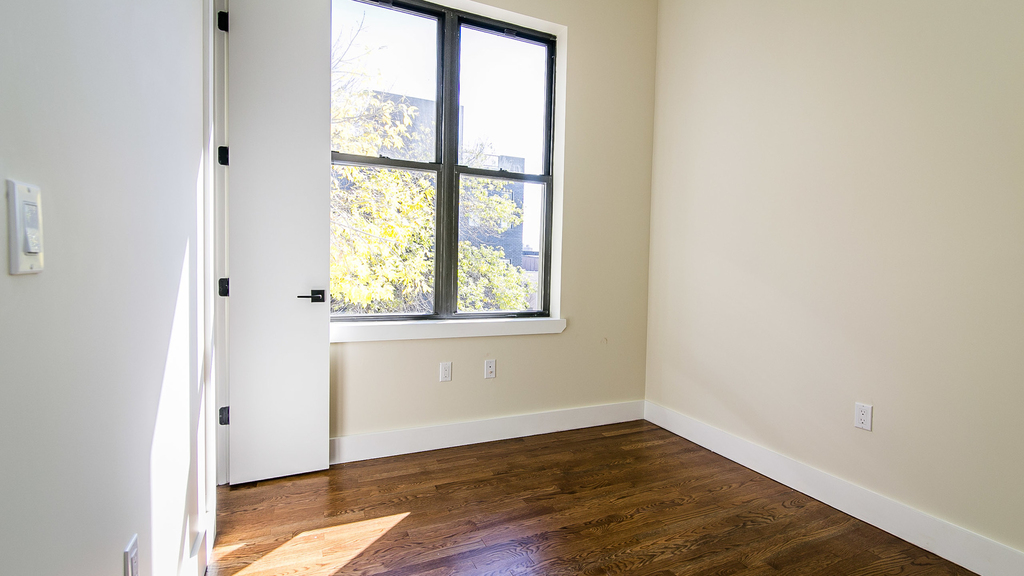 565 Evergreen Avenue - Photo 1