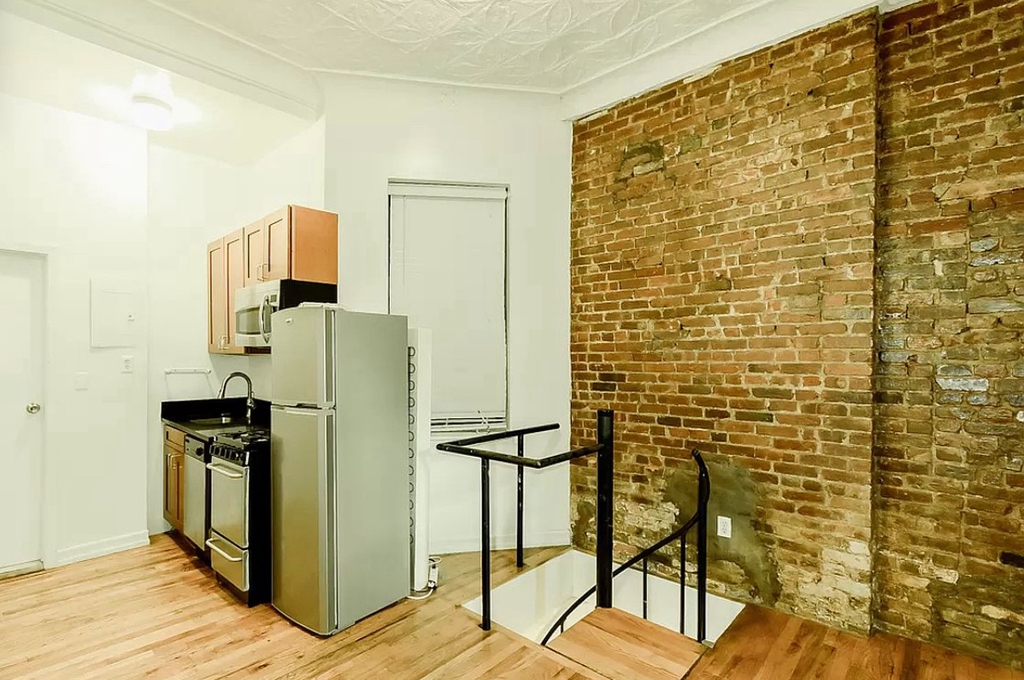 635 East 9th Street - Photo 1