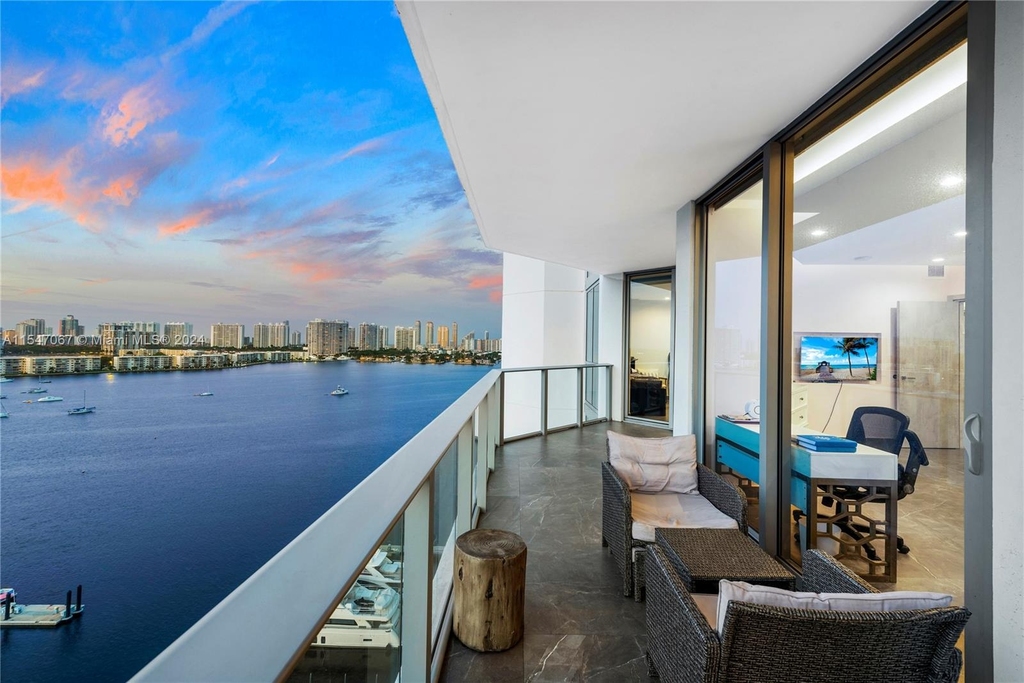 17111 Biscayne Blvd - Photo 38