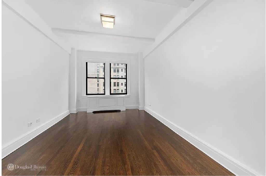 1085 Park Ave - Photo 3