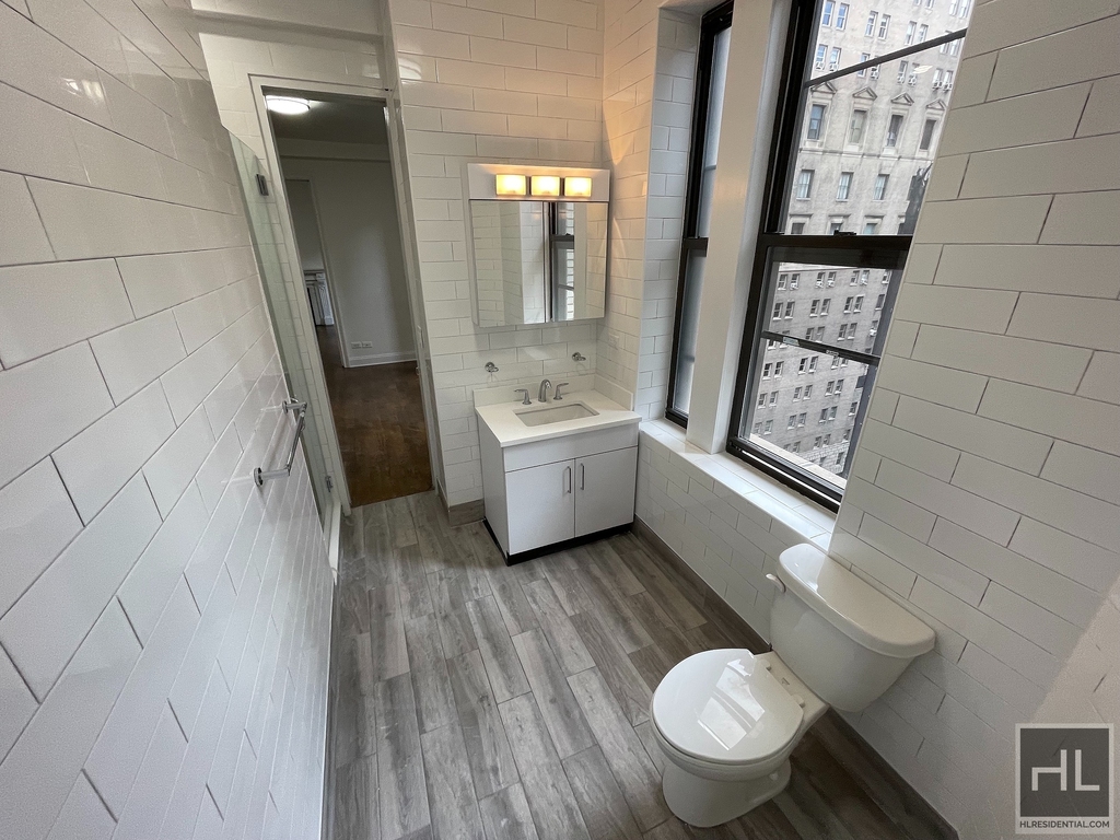 West 58 Street - Photo 8