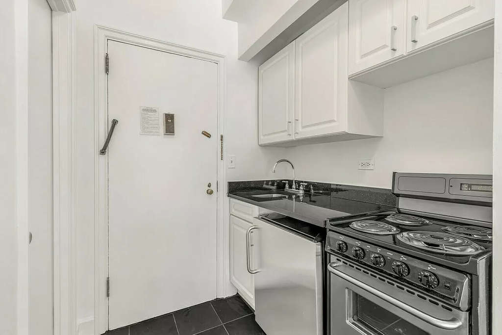 Second Avenue - Photo 1