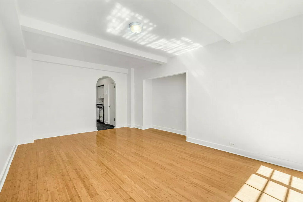 Second Avenue - Photo 2