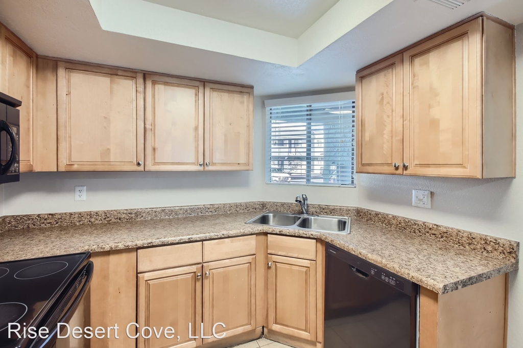 2015 W Cactus Rd - Photo 2