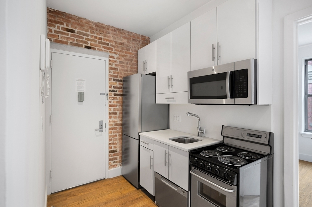 Lower East Side Three Bedroom Apartment for Rent - Photo 1