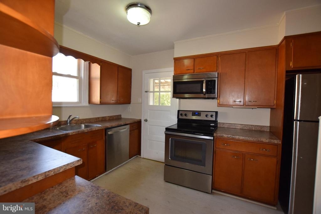 1029 Lafayette Ave - Photo 3