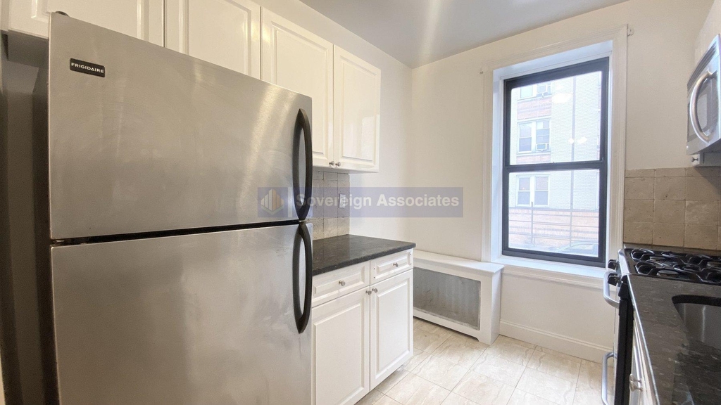 686 West 204th Street - Photo 4