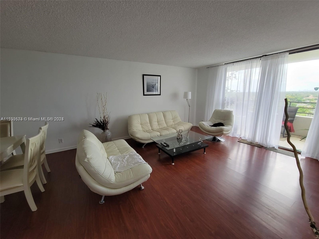 2500 Parkview Dr - Photo 1