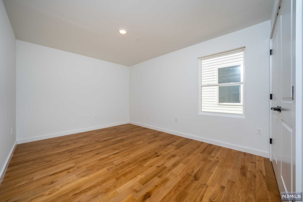 762 Seaport Drive - Photo 3