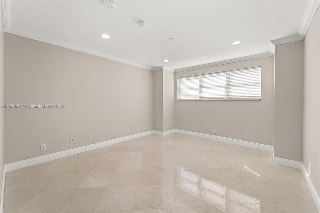 5601 Collins Ave - Photo 29