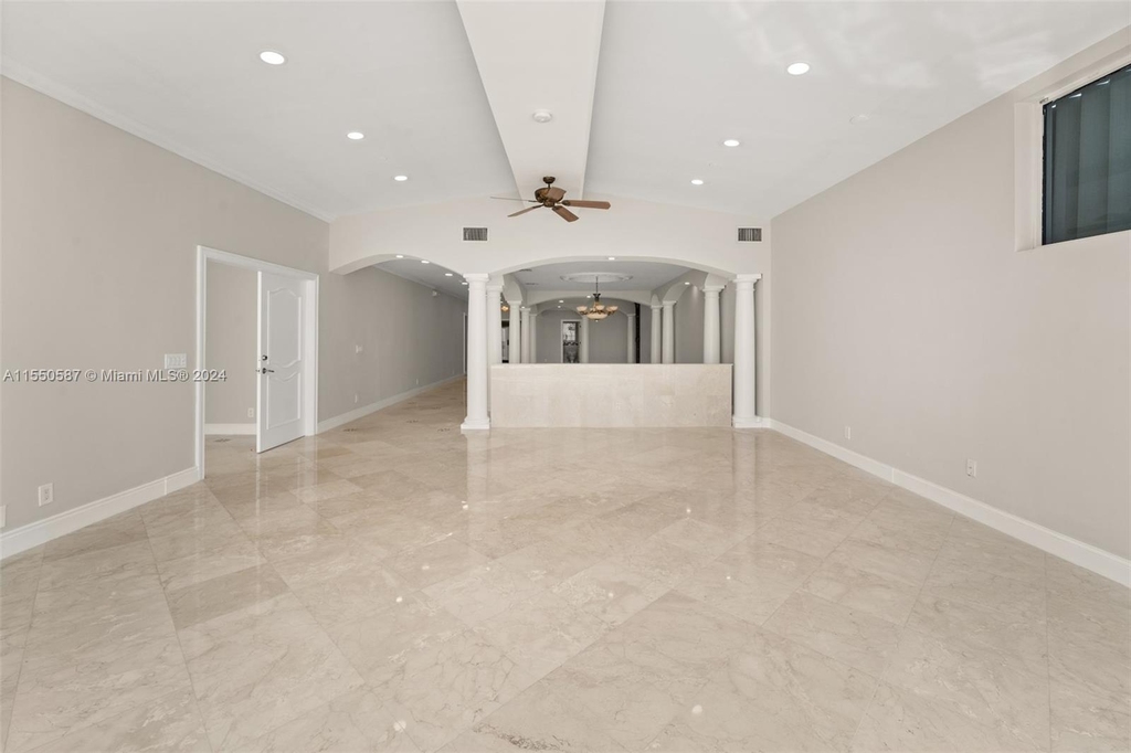 5601 Collins Ave - Photo 24