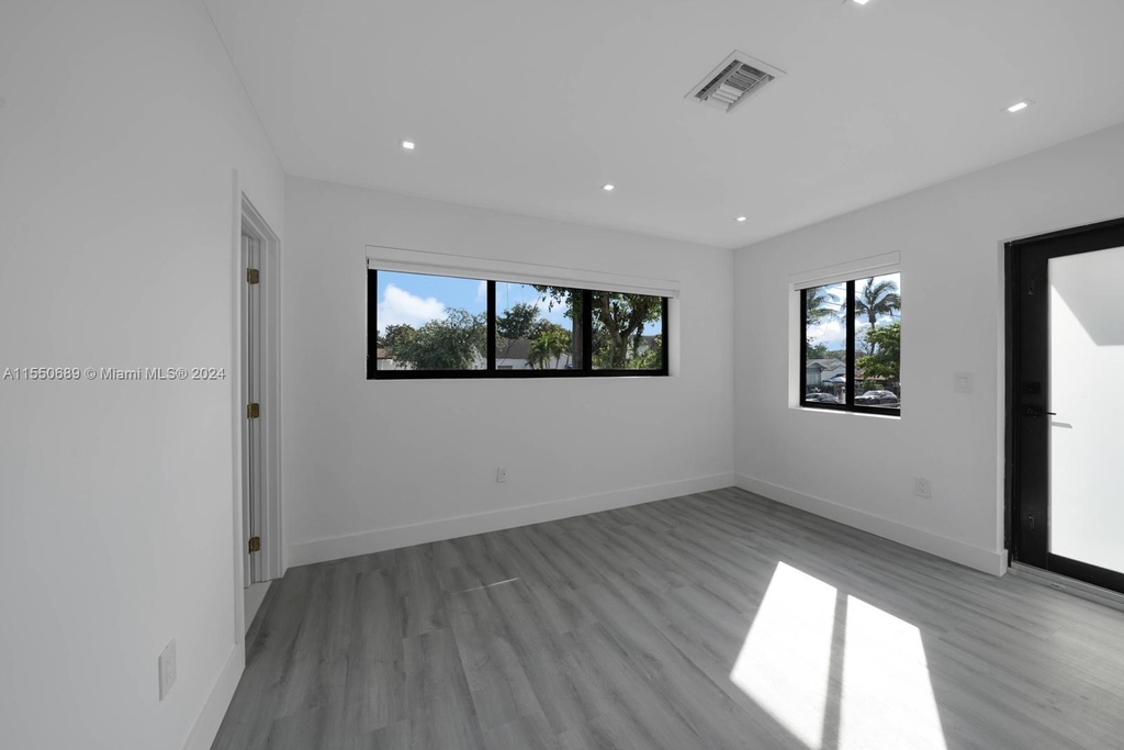 1103 Sw 12th St - Photo 4