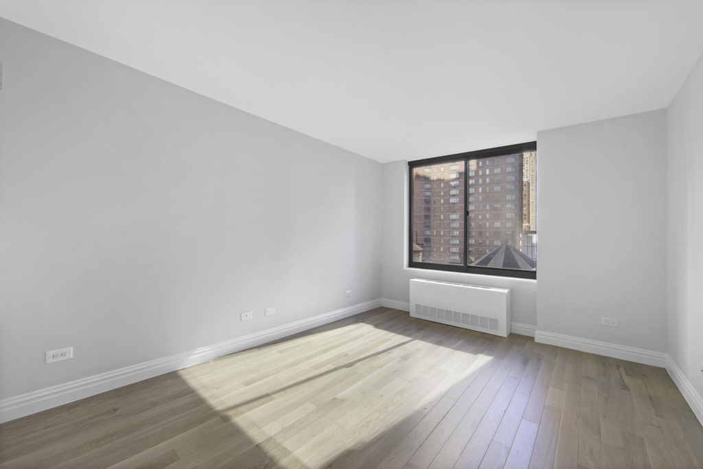 W 48th St - Photo 5