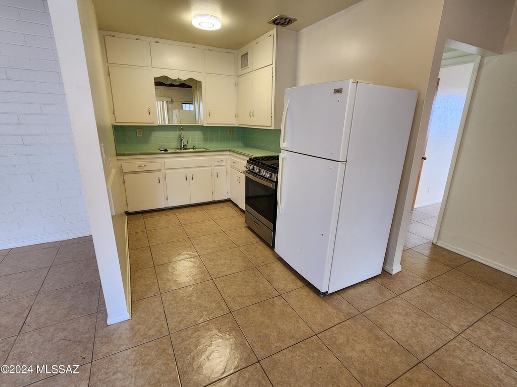 2640 E 10th Street - Photo 5