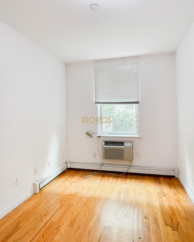 East 6th Street - Photo 7
