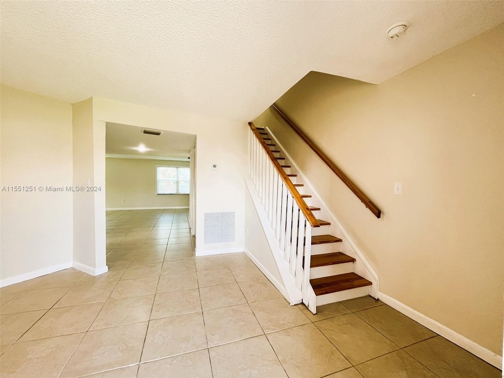 327 Gulfstream Rd - Photo 4