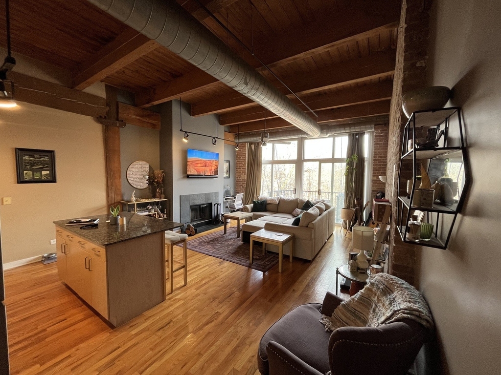 2201 W Wabansia Avenue - Photo 2