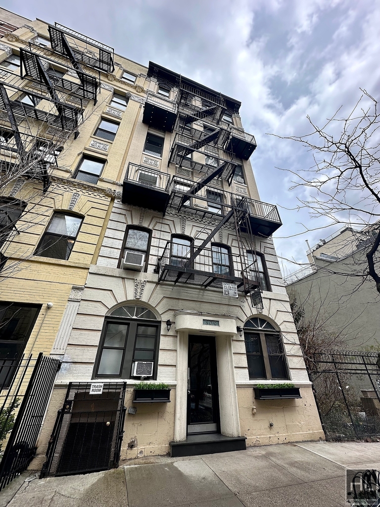 East 8 Street - Photo 18