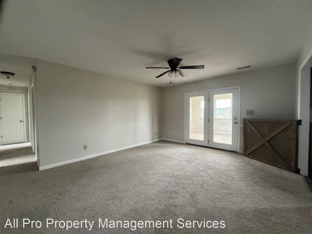 1403 Broadview Circle - Photo 2