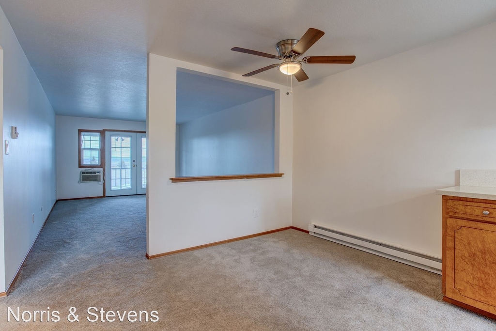 12240 Ne Siskiyou Street - Photo 0