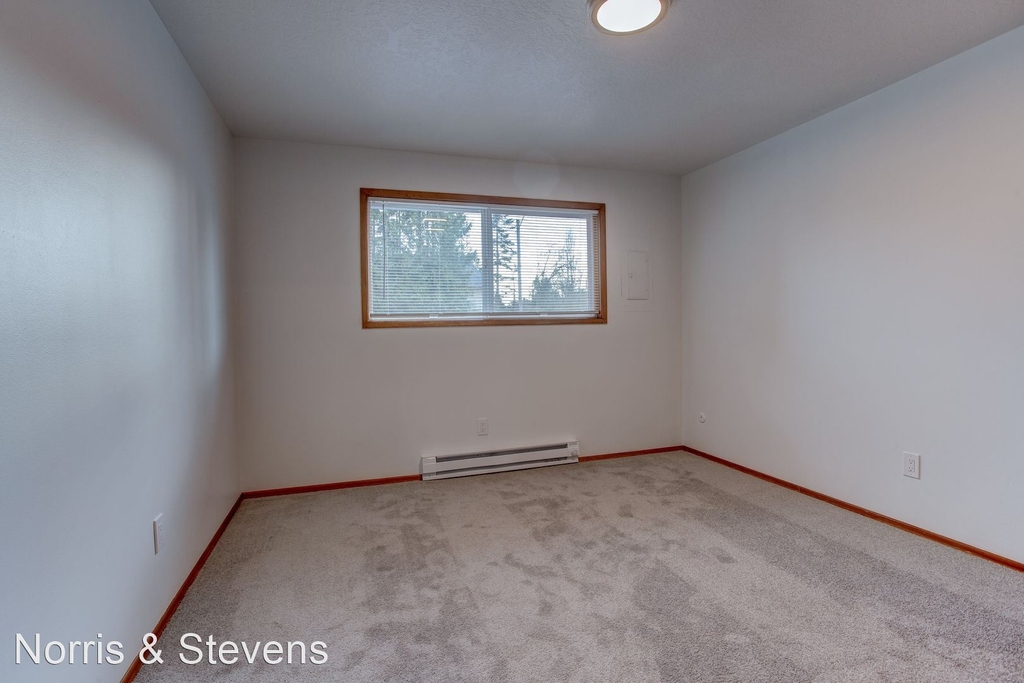 12240 Ne Siskiyou Street - Photo 5