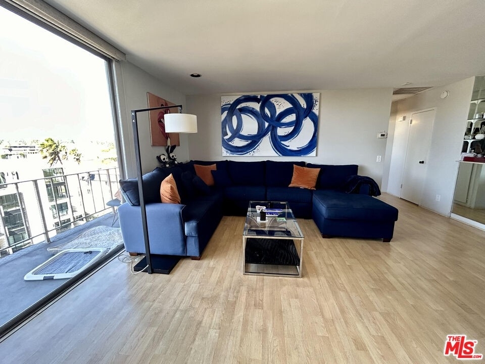 100 S Doheny Dr - Photo 1