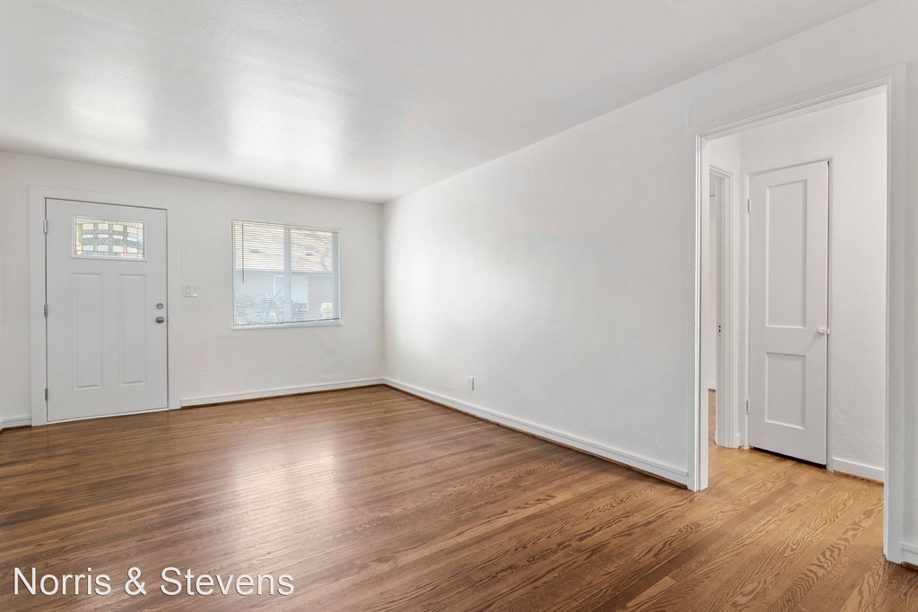 904 W 21st Street - Photo 2