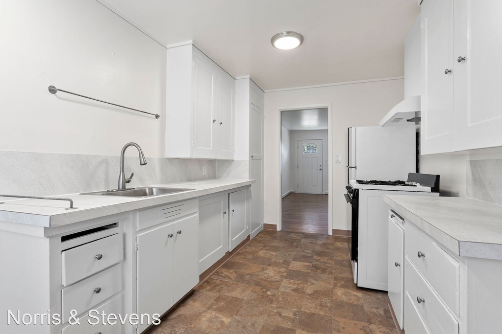 904 W 21st Street - Photo 1