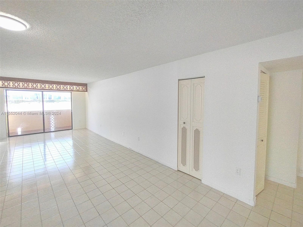 2924 Collins Ave - Photo 3