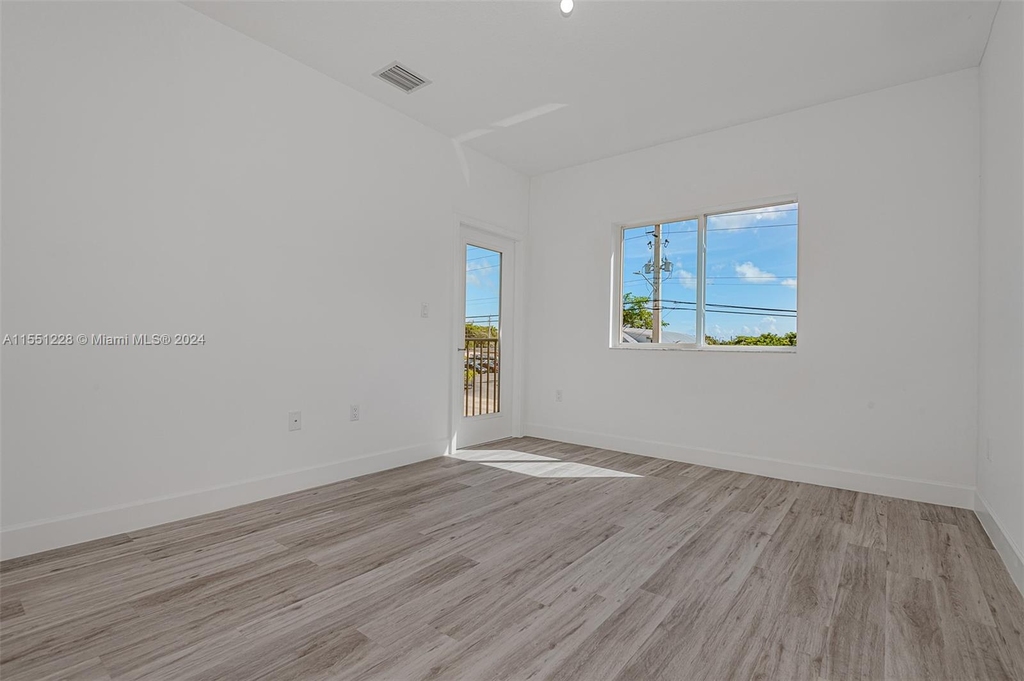 1327 Nw 27th Ave - Photo 10