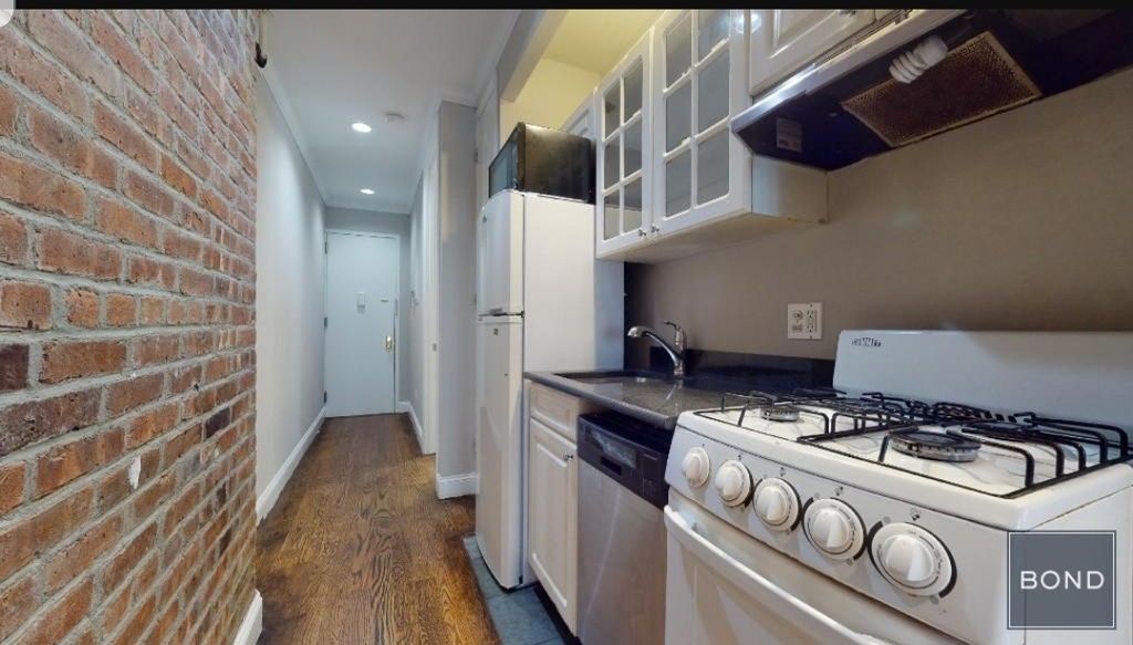 340 East 18th Street - Photo 2