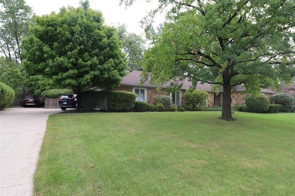 10909 W Lakeshore Drive - Photo 1