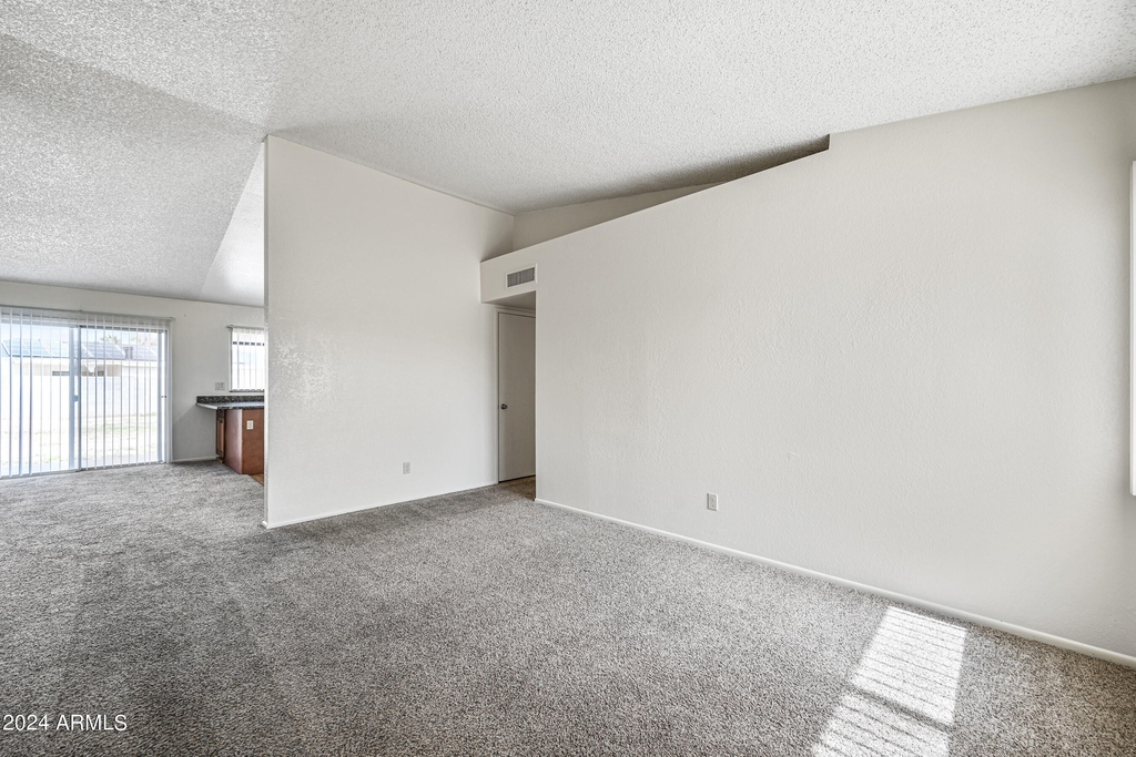 11102 W Turney Avenue - Photo 2