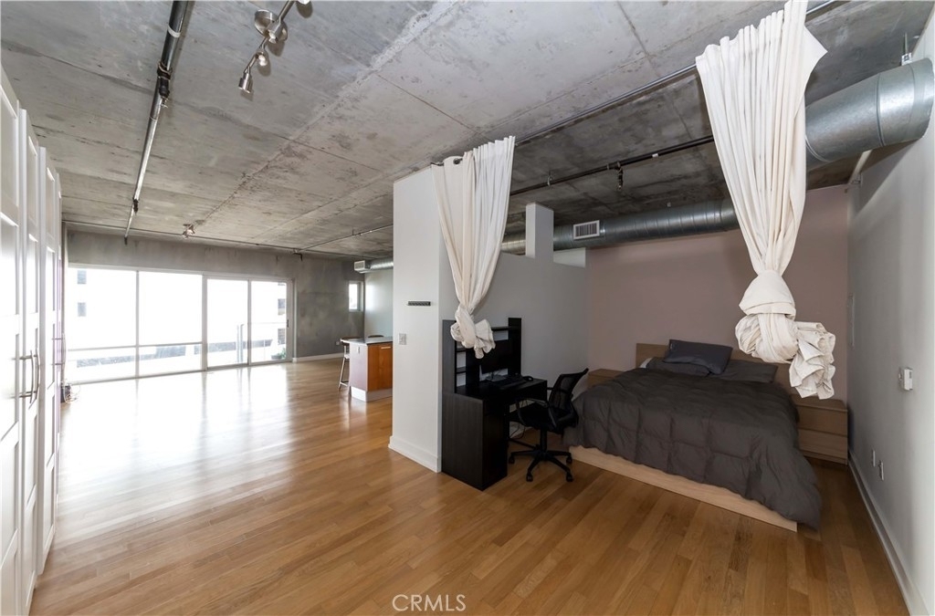 645 W 9th Street - Photo 14