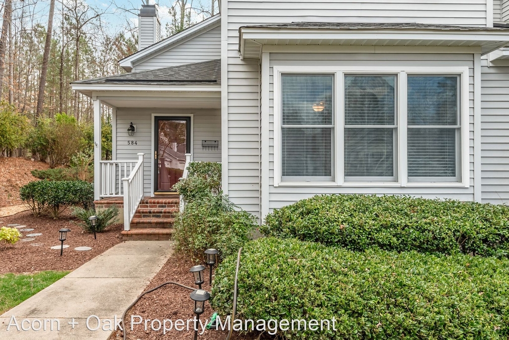 584 Woodbury - Photo 1