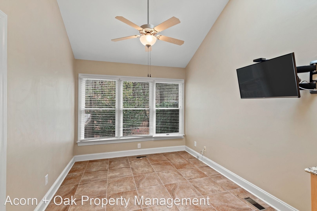 584 Woodbury - Photo 13