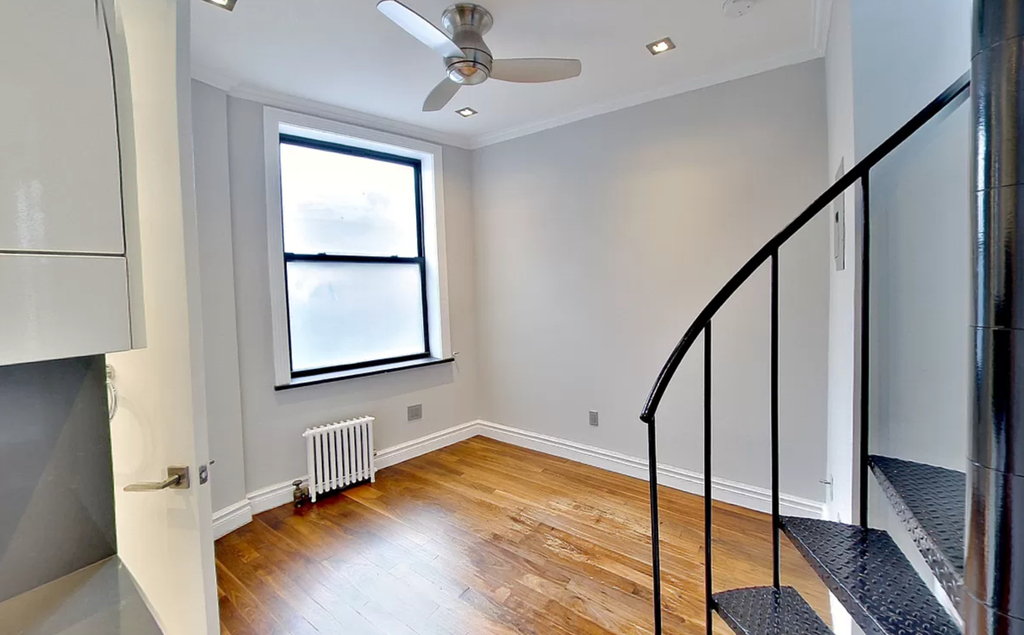 326 East 35th Street - Photo 3