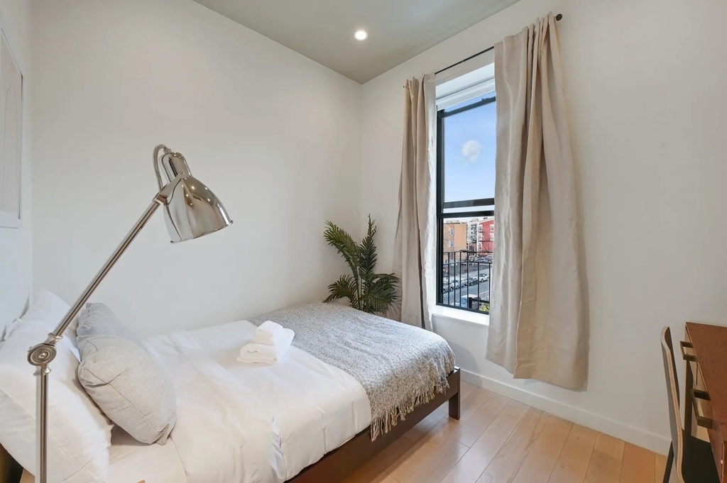 151 Tompkins Avenue - Photo 3