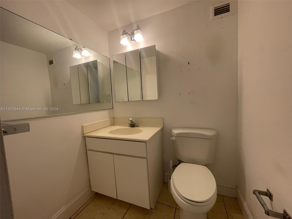 5313 Collins Ave - Photo 3