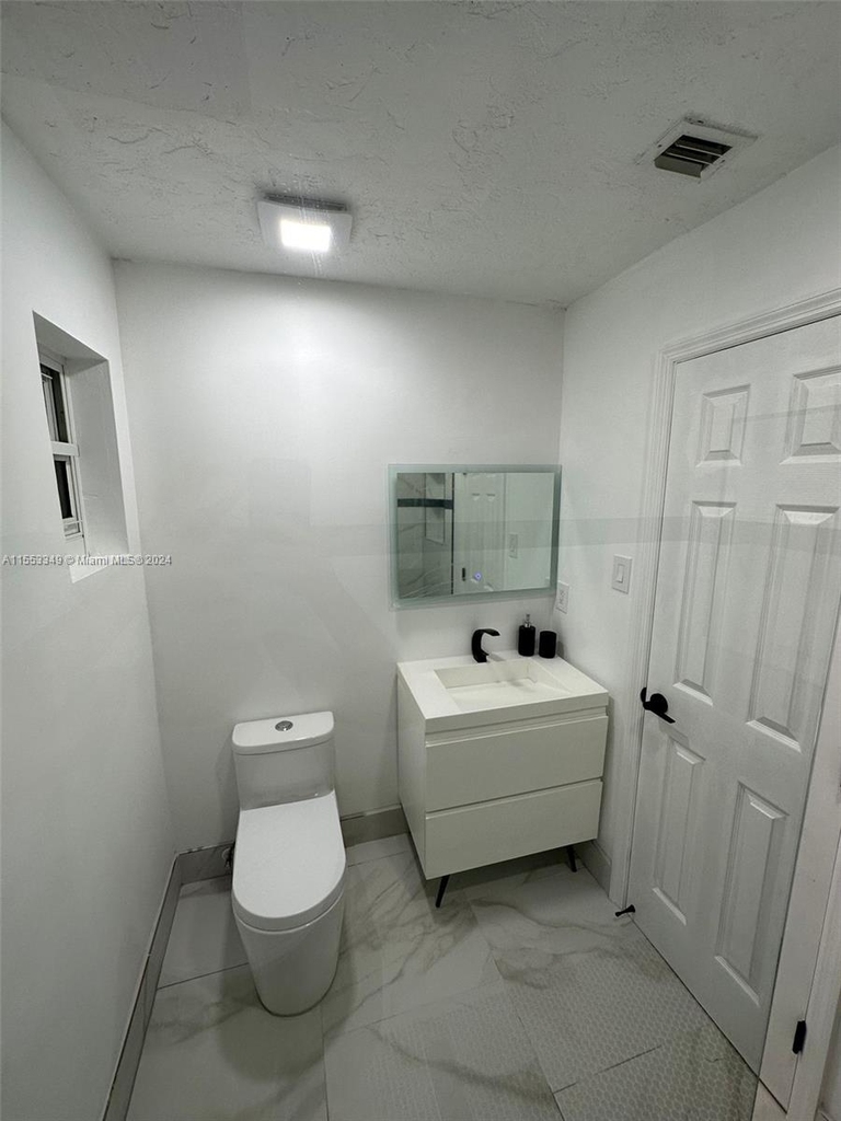 2320 Sw 44th St - Photo 8