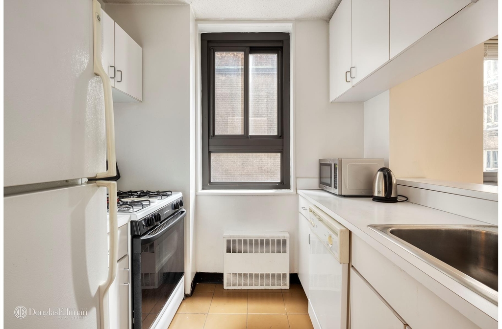 347 W 57th St - Photo 3