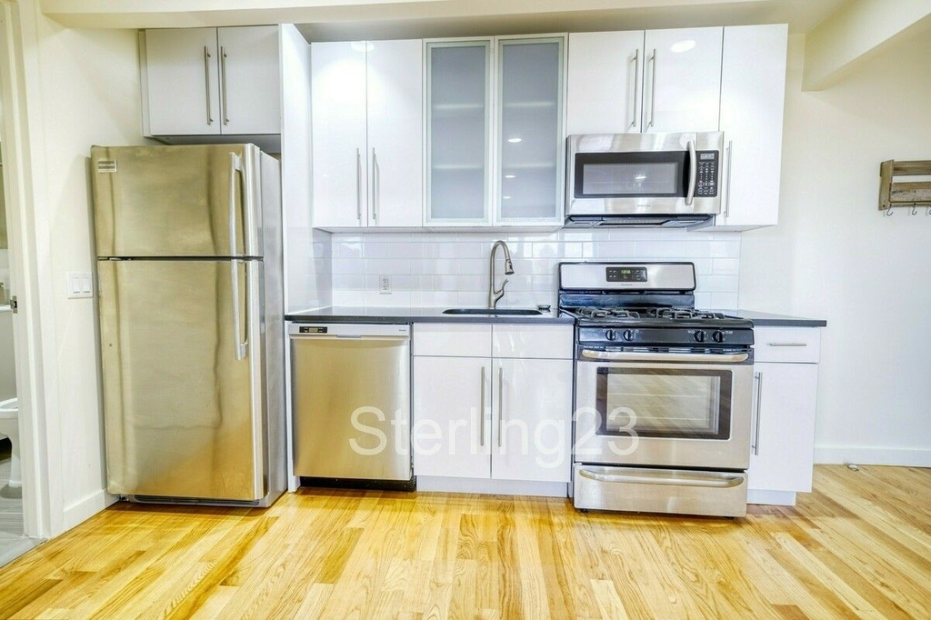 23-15 Astoria Boulevard - Photo 0