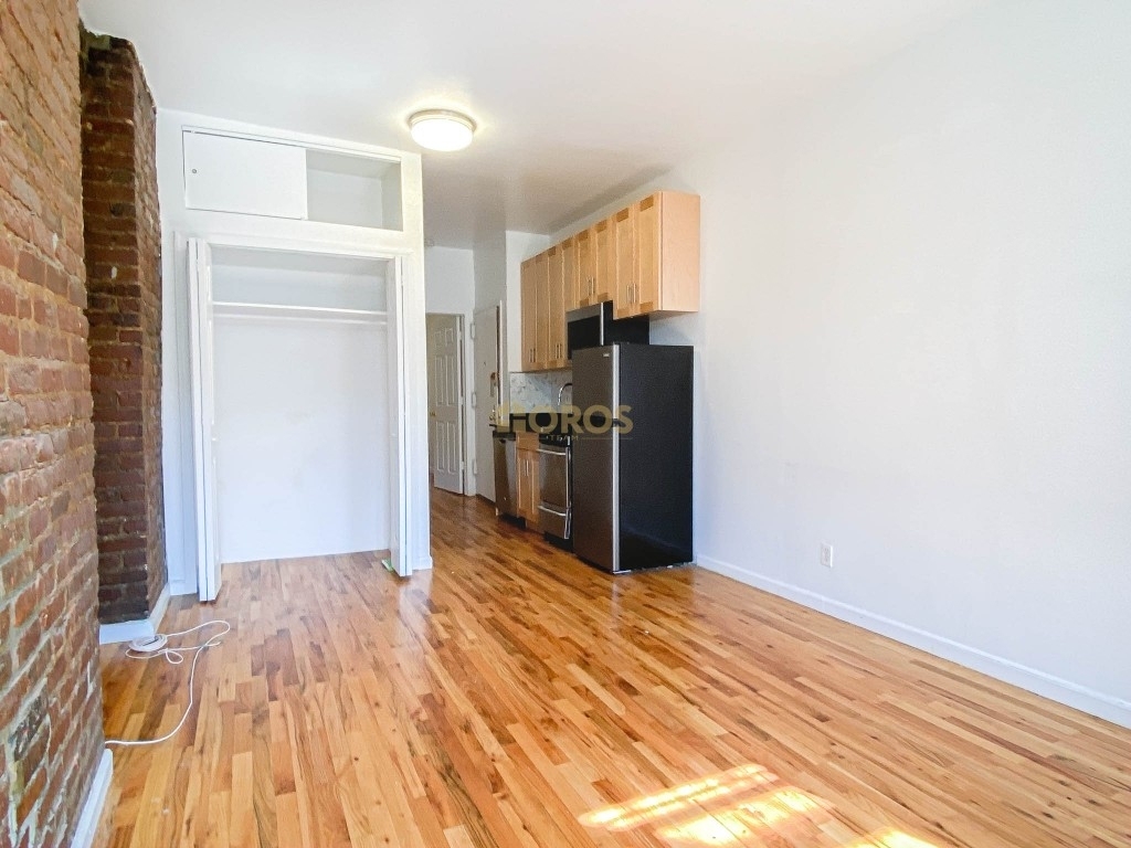 215 East 10th Street - Photo 1