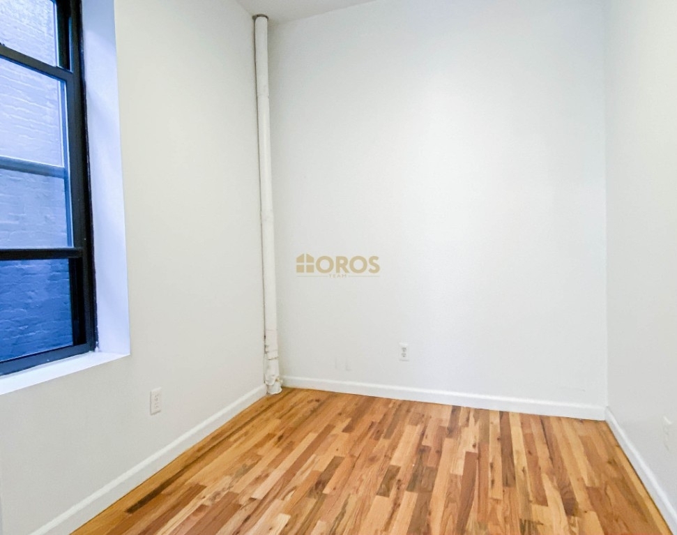 215 East 10th Street - Photo 4