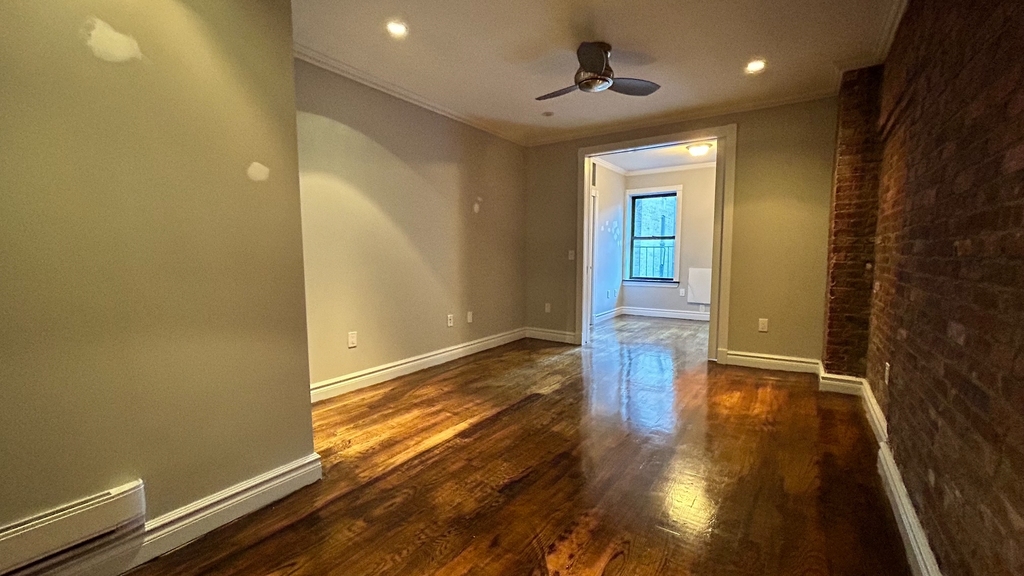 Renovated 2BR in Hell's Kitchen-West 52 Street - Photo 4