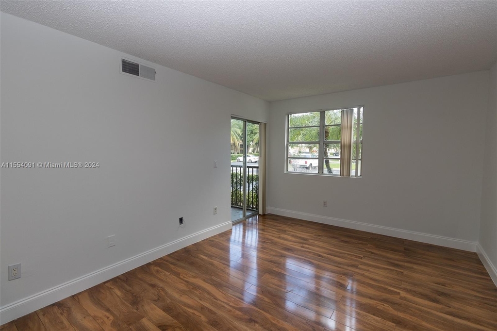 1257 Sw 46th Ave - Photo 3