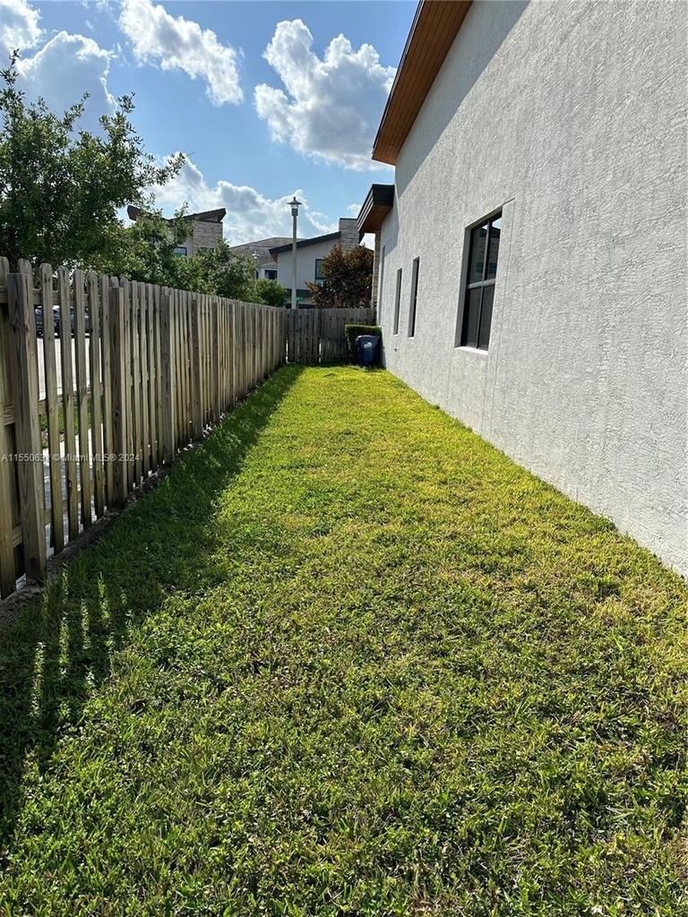 7635 Nw 103rd Pl - Photo 18