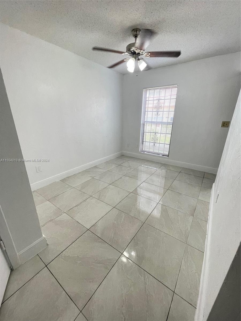 2462 Nw 52nd Ave - Photo 8