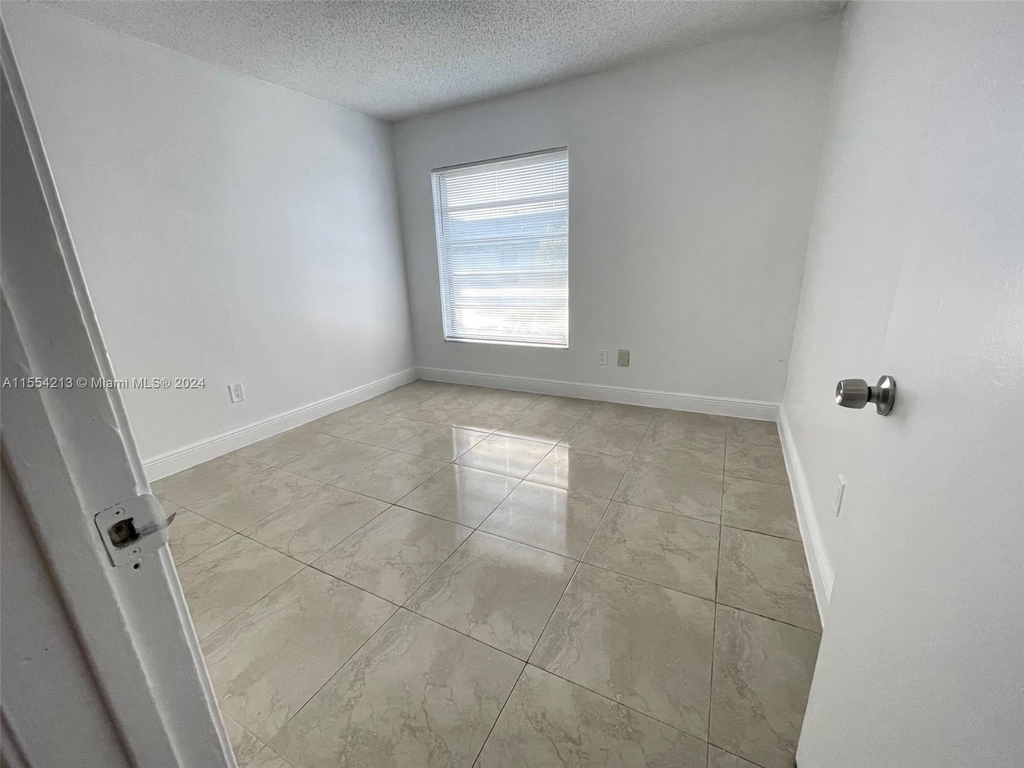 2462 Nw 52nd Ave - Photo 4