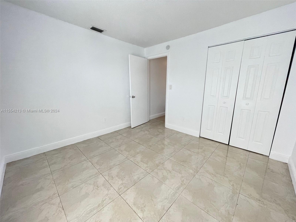 2462 Nw 52nd Ave - Photo 3